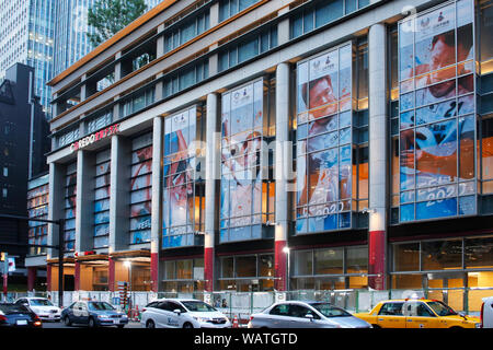 L'affichage avec des portraits d'athlètes et les Jeux Olympiques et Paralympiques de Tokyo logos figurent à Tokyo pour marquer un an loin de les Jeux Olympiques de 2010. Banque D'Images