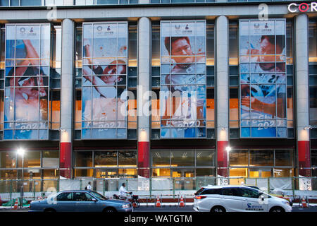 L'affichage avec des portraits d'athlètes et les Jeux Olympiques et Paralympiques de Tokyo logos figurent à Tokyo pour marquer un an loin de les Jeux Olympiques de 2010. Banque D'Images