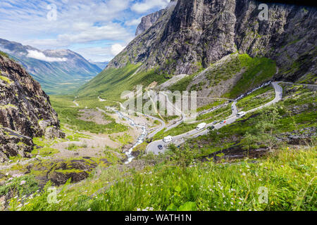 Vue montagne Trollstigen et passer le long de la route panoramique nationale Trollstigen Geiranger More og Romsdal comté en Norvège Banque D'Images