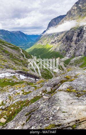 Vue montagne Trollstigen et passer le long de la route panoramique nationale Trollstigen Geiranger More og Romsdal comté en Norvège Banque D'Images