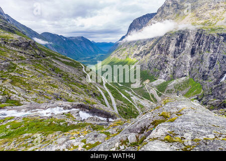 Vue montagne Trollstigen et passer le long de la route panoramique nationale Trollstigen Geiranger More og Romsdal comté en Norvège Banque D'Images