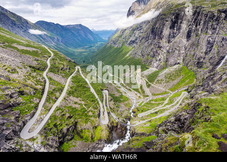 Vue montagne Trollstigen et passer le long de la route panoramique nationale Trollstigen Geiranger More og Romsdal comté en Norvège Banque D'Images