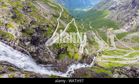 Vue montagne Trollstigen et passer le long de la route panoramique nationale Trollstigen Geiranger More og Romsdal comté en Norvège Banque D'Images