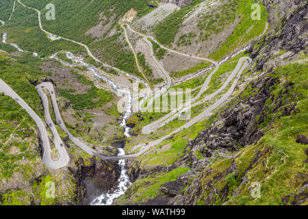 Vue montagne Trollstigen et passer le long de la route panoramique nationale Trollstigen Geiranger More og Romsdal comté en Norvège Banque D'Images