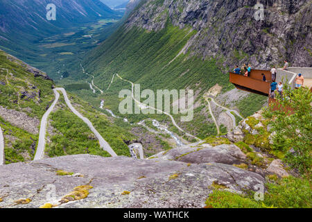 Vue montagne Trollstigen et passer le long de la route panoramique nationale Trollstigen Geiranger More og Romsdal comté en Norvège Banque D'Images