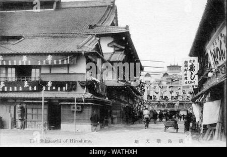 [ 1920 Japon - Hiroshima Divertissements ] - jusqu'à la fin de la SECONDE GUERRE MONDIALE, Hiroshima était Shintenchi plus énergiques du trimestre et de divertissement pendant une longue période la plus prospère de son district. À Shintenchi's Peak au milieu années 30, Shintenchi comptait plus de 120 salles de cinéma, de la musique, théâtres, cafés, restaurants et boutiques. La zone a été complètement détruite par la première bombe atomique le 6 août 1945. 20e siècle vintage carte postale. Banque D'Images