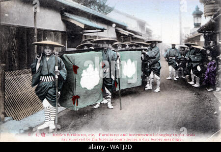 [ 1900 - Japon ] trousseau de mariée japonaise - les hommes en tenue spéciale effectuer un nouveau mobilier et effets personnels de la mariée de son domicile parental à la maison de la famille du marié. Jusqu'à la fin du xxie siècle, il était d'usage d'aller de nouveau mobilier à cérémonieusement un couple nouvellement marié. 20e siècle vintage carte postale. Banque D'Images