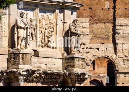 L'ancienne Constantine Arch Colisée romain Rome Italie Colisée construit en 72 par l'Empereur Vespacian AD. Constantine Arch construire 315 L'Empereur Constantin Banque D'Images