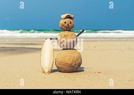 Sandman avec mer bleue fond. snowman de sable se dresse sur une plage de sable propre. jaune sable sur le rivage de la mer d'Andaman, l'île tropicale. Bel Banque D'Images