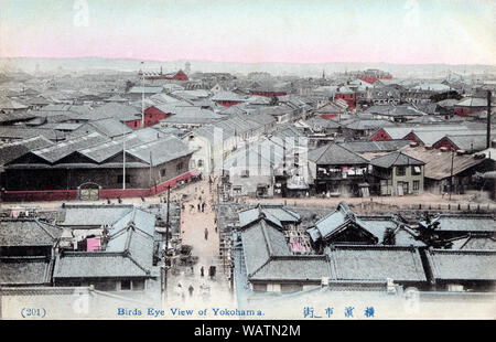 [ 1900 Japon - Yokohama - Vue sur ] Birds Eye View de Yokohama, Kanagawa, à partir du haut de l'une centaine d'Sengen-Saka 千問阪, étapes (en) Motomachi. Le pont en face est Pont Maeda. 20e siècle vintage carte postale. Banque D'Images