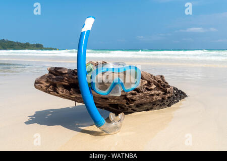 Masque et tuba sur l'arbre sec humide avec belle mer bleue et à l'île ensoleillée le jour de l'été. L'équipement de plongée sur un journal en sortant de th Banque D'Images