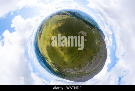 Vue aérienne de la planète terre sous la forme d'un nutlet avec l'image de la nature et des paysages pittoresques à proximité d'une montagne avec un pic rocheux sur un été Banque D'Images