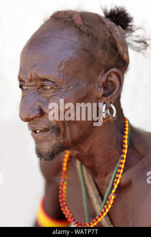 Vieux homme Turkana avec coiffe traditionnelle assister à une cérémonie à Loyangalani, au Kenya. Banque D'Images