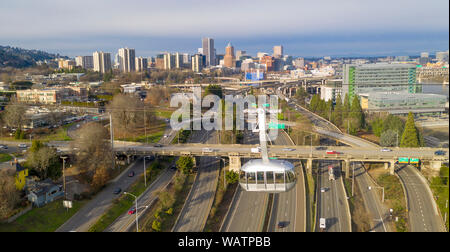 Un brillant aerial tram voiture se déplace les personnes de plus l'Interstate 5 South of Portland Oregon Banque D'Images