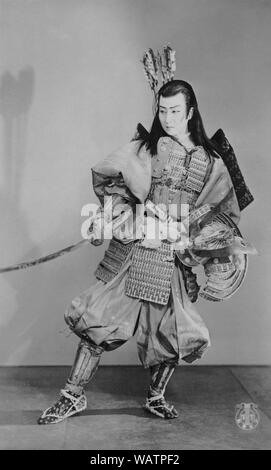 [ 1930 - Japon ] actrice Takarazuka - comédienne au Gekidan Takarazuka Takarazuka (Examen). Takarazuka Gekidan est une troupe de théâtre, toutes les femmes avec les femmes jouent aussi le rôle des hommes, avec de très fidèles fans. Elle a été fondée en 1913 comme l'homme d'affaires et de Chorus Takarazuka ministre du cabinet Ichizo Kobayashi (1873-1957). Leur première performance en 1914 a été un grand succès et ils ont attiré un public de plus en plus grands. Le nom actuel a été adopté en 1940. 20e siècle vintage carte postale. Banque D'Images