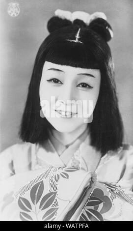 [ 1930 - Japon ] actrice Takarazuka - comédienne au Gekidan Takarazuka Takarazuka (Examen). Takarazuka Gekidan est une troupe de théâtre, toutes les femmes avec les femmes jouent aussi le rôle des hommes, avec de très fidèles fans. Elle a été fondée en 1913 comme l'homme d'affaires et de Chorus Takarazuka ministre du cabinet Ichizo Kobayashi (1873-1957). Leur première performance en 1914 a été un grand succès et ils ont attiré un public de plus en plus grands. Le nom actuel a été adopté en 1940. 20e siècle vintage carte postale. Banque D'Images