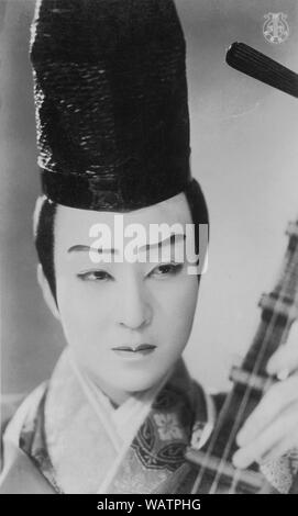 [ 1930 - Japon ] actrice Takarazuka - comédienne au Gekidan Takarazuka Takarazuka (Examen). Takarazuka Gekidan est une troupe de théâtre, toutes les femmes avec les femmes jouent aussi le rôle des hommes, avec de très fidèles fans. Elle a été fondée en 1913 comme l'homme d'affaires et de Chorus Takarazuka ministre du cabinet Ichizo Kobayashi (1873-1957). Leur première performance en 1914 a été un grand succès et ils ont attiré un public de plus en plus grands. Le nom actuel a été adopté en 1940. 20e siècle vintage carte postale. Banque D'Images