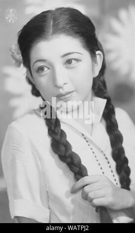 [ 1930 - Japon ] actrice Takarazuka - comédienne au Gekidan Takarazuka Takarazuka (Examen). Takarazuka Gekidan est une troupe de théâtre, toutes les femmes avec les femmes jouent aussi le rôle des hommes, avec de très fidèles fans. Elle a été fondée en 1913 comme l'homme d'affaires et de Chorus Takarazuka ministre du cabinet Ichizo Kobayashi (1873-1957). Leur première performance en 1914 a été un grand succès et ils ont attiré un public de plus en plus grands. Le nom actuel a été adopté en 1940. 20e siècle vintage carte postale. Banque D'Images