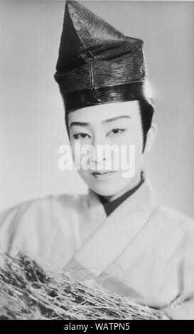 [ 1930 - Japon ] actrice Takarazuka - comédienne au Gekidan Takarazuka Takarazuka (Examen). Takarazuka Gekidan est une troupe de théâtre, toutes les femmes avec les femmes jouent aussi le rôle des hommes, avec de très fidèles fans. Elle a été fondée en 1913 comme l'homme d'affaires et de Chorus Takarazuka ministre du cabinet Ichizo Kobayashi (1873-1957). Leur première performance en 1914 a été un grand succès et ils ont attiré un public de plus en plus grands. Le nom actuel a été adopté en 1940. 20e siècle vintage carte postale. Banque D'Images