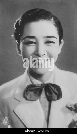 [ 1930 - Japon ] actrice Takarazuka - comédienne au Gekidan Takarazuka Takarazuka (Examen). Takarazuka Gekidan est une troupe de théâtre, toutes les femmes avec les femmes jouent aussi le rôle des hommes, avec de très fidèles fans. Elle a été fondée en 1913 comme l'homme d'affaires et de Chorus Takarazuka ministre du cabinet Ichizo Kobayashi (1873-1957). Leur première performance en 1914 a été un grand succès et ils ont attiré un public de plus en plus grands. Le nom actuel a été adopté en 1940. 20e siècle vintage carte postale. Banque D'Images