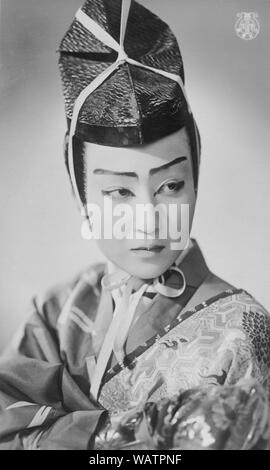 [ 1930 - Japon ] actrice Takarazuka - comédienne au Gekidan Takarazuka Takarazuka (Examen). Takarazuka Gekidan est une troupe de théâtre, toutes les femmes avec les femmes jouent aussi le rôle des hommes, avec de très fidèles fans. Elle a été fondée en 1913 comme l'homme d'affaires et de Chorus Takarazuka ministre du cabinet Ichizo Kobayashi (1873-1957). Leur première performance en 1914 a été un grand succès et ils ont attiré un public de plus en plus grands. Le nom actuel a été adopté en 1940. 20e siècle vintage carte postale. Banque D'Images