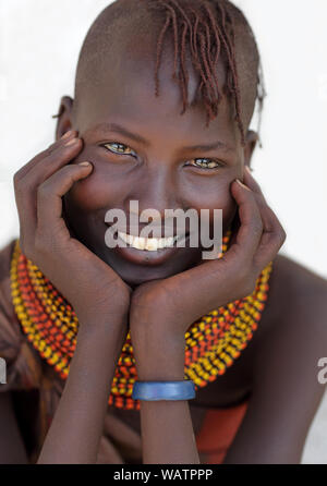 Belle fille avec des tribus Turkana collier traditionnel et coiffure à Loyangalani, au Kenya. Banque D'Images