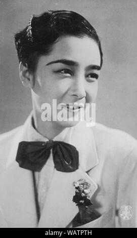 [ 1930 - Japon ] actrice Takarazuka - comédienne au Gekidan Takarazuka Takarazuka (Examen). Takarazuka Gekidan est une troupe de théâtre, toutes les femmes avec les femmes jouent aussi le rôle des hommes, avec de très fidèles fans. Elle a été fondée en 1913 comme l'homme d'affaires et de Chorus Takarazuka ministre du cabinet Ichizo Kobayashi (1873-1957). Leur première performance en 1914 a été un grand succès et ils ont attiré un public de plus en plus grands. Le nom actuel a été adopté en 1940. 20e siècle vintage carte postale. Banque D'Images