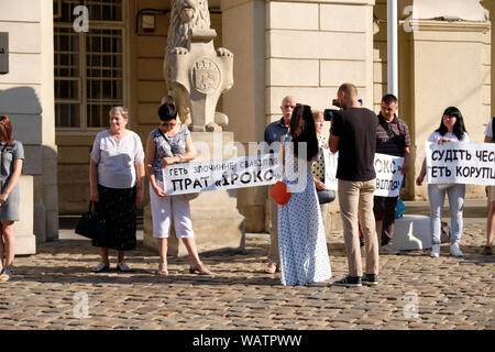 Tournage équipe de nouvelles concernant les manifestants d'une entreprise de construction en face de l'Hôtel de ville de Lviv Banque D'Images