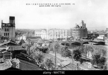 [ 1920 - Japon, Kyoto Shijo Ohashi Bridge ] - La rivière Kamo et la région autour de pont à Kyoto Shijo. Le bâtiment en construction est l'Yaomasa Tokasaikan (maintenant appelé). Il a été conçu par l'architecte William né nous Merrell Vories (1880-1964) et terminée en 1926. 20e siècle vintage carte postale. Banque D'Images