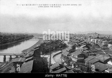 [ 1920 - Japon ] - Vue sur la rivière Kamo à Kyoto vers Pont Gojo dans le sud de Kyoto. 20e siècle vintage carte postale. Banque D'Images