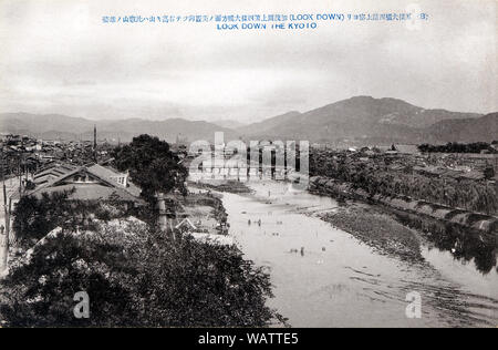 [ 1920 - Japon La rivière Kamogawa, rivière Kamogawa ] - Kyoto Shijo vers pont Ohashi à Kyoto, au Japon. La haute montagne sur la droite est le Mont Hiei (Hieizan). 20e siècle vintage carte postale. Banque D'Images