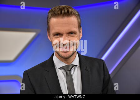 Cologne, Allemagne. Août 21, 2019. L'artiste de cabaret Florian Schröder est l'invité de l'ARD talk show ' Maischberger . La semaine : Horst Galuschka de crédit '/dpa/Horst Galuschka dpa/Alamy Live News Banque D'Images
