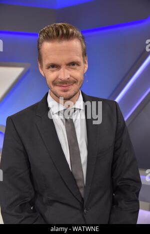 Cologne, Allemagne. Août 21, 2019. L'artiste de cabaret Florian Schröder est l'invité de l'ARD talk show ' Maischberger . La semaine : Horst Galuschka de crédit '/dpa/Horst Galuschka dpa/Alamy Live News Banque D'Images