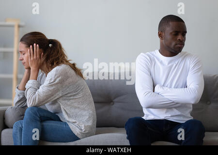 Malheureux mixed race ethnie jeune couple assis-tour séparé Banque D'Images