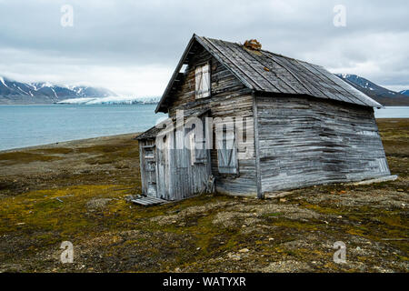 Cabane de chasse sur la côte de l'Arctique en été. , Le Spitzberg, archipel du Svalbard, Norvège, Scandinavie Banque D'Images