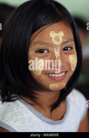 Des étudiants birmans dans une école primaire à Bagan, Myanmar. En 2012 un conflit en cours a commencé entre bouddhistes et musulmans en Birmanie. Banque D'Images