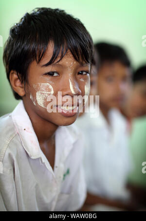 Des étudiants birmans dans une école primaire à Bagan, Myanmar. En 2012 un conflit en cours a commencé entre bouddhistes et musulmans en Birmanie. Banque D'Images