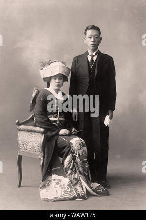 [ 1910 - Japon ] - Portrait de mariage japonais photo de mariage officiel de la jeune mariée et se toilettent, Période Taisho (1912-1926). 20e siècle Tirage argentique d'époque. Banque D'Images