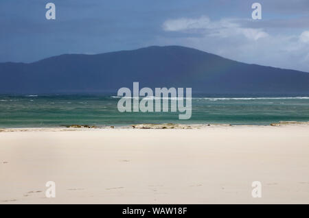 Voir à partir de la plage de l'autre côté de Taransay Luskentyre, Isle of Harris, Hébrides extérieures, en Écosse. Banque D'Images