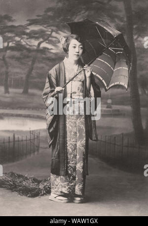 [ 1920 - Japon femme japonaise en Kimono ] - 24 ans femme japonaise en kimono, tenant un parasol. Photo est datée du 12 octobre 1923 (Taisho). 20e siècle Tirage argentique d'époque. Banque D'Images