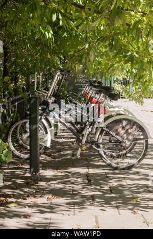 STOCKHOLM, Suède - le 21 août 2017 : Des Vélos à louer. Rangée de vélos à la point de location Banque D'Images