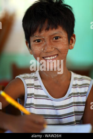 Des étudiants birmans dans une école primaire à Bagan, Myanmar. En 2012 un conflit en cours a commencé entre bouddhistes et musulmans en Birmanie. Banque D'Images