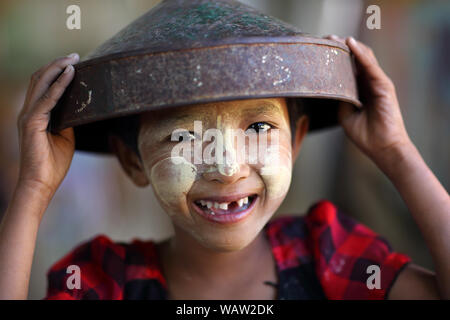 Des étudiants birmans avec coiffe traditionnelle dans une école primaire à Bagan, Myanmar. Banque D'Images