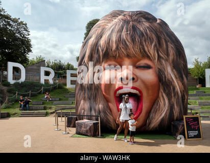 Tina Turner Prize sculpture gonflable dans le parc Dreamland Margate Kent. Banque D'Images