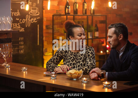 Couple talking derrière un comptoir de café. Banque D'Images