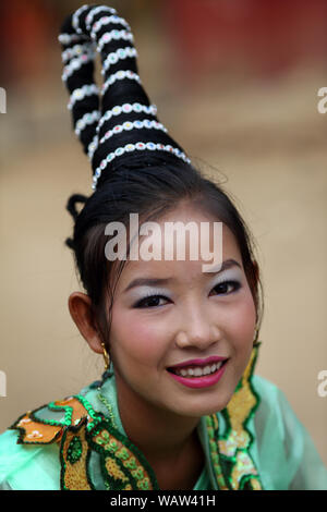 Belle jeune femme à une cérémonie d'initiation de la hotte novice bouddhiste à Bagan, Myanmar. Banque D'Images