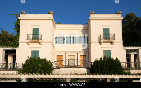 Berlin, Allemagne. Août 21, 2019. Le casino à Klein-Glienicke Park, conçu par l'architecte Schinkel, s'élève face à un ciel bleu. Credit : Monika Skolimowska/dpa-Zentralbild/dpa/Alamy Live News Banque D'Images