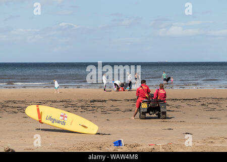 Les sauveteurs RNLI sur la plage à Sawai madhopur, Cleveland, North Yorkshire, UK Banque D'Images