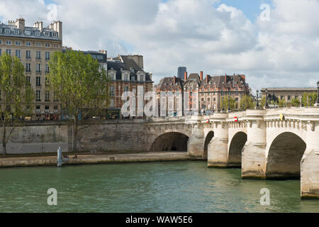 En regardant vers le sud à travers le Pont Neuf pont sur Seine. Le centre de Paris, France Banque D'Images