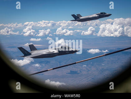 Deux F-35B Lightning II avions affectés à l'Escadron de chasse 122 marins d'attaque, Marine Corps Air Station Yuma, Arizona, voler au-dessus du Nevada Test et gamme de formation au cours de l'exercice Red Flag 19-3, Août 1, 2019. Les avions ont volé en formation en attendant d'être ravitaillé par un HC-130J King II Combat avion. (U.S. Air Force photo par un membre de la 1re classe Dwane R. Young) Banque D'Images